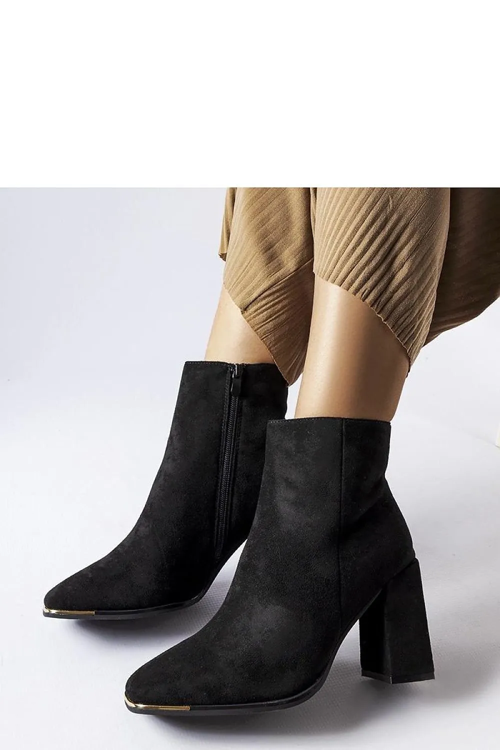 Black fashionable design heel boots