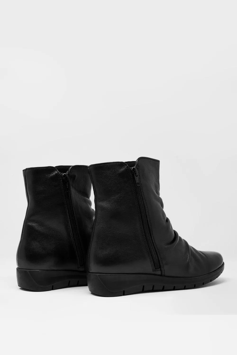 Low Black Boots With Zipper And Round Nose