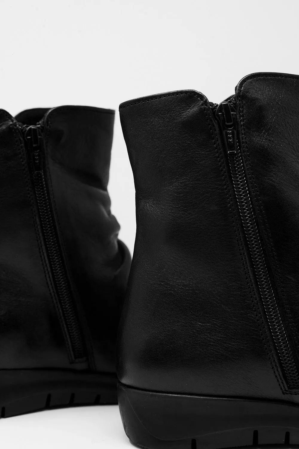 Low Black Boots With Zipper And Round Nose