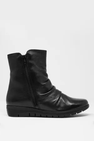 Low Black Boots With Zipper And Round Nose